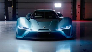 Das Fahrzeug wird von vier Elektromotoren angetrieben, die je 250 kW leisten (etwa 1360 PS)