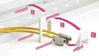Die Montage der Trägerplatte funktioniert in drei Schritten: Zuerst klippst der Installateur die Keystone-Module in die Snap-In-Halterung an der Rückseite der Trägerplatte. Danach wird die Trägerplatte in den Rahmen für Modul-45-Rastverbindung einges