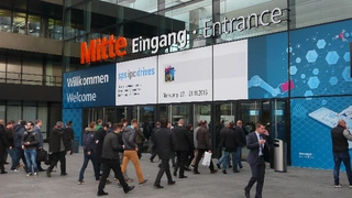 Auch am ersten Messetag gingen viele Besucher der SPS IPC Drives schon um 9 Uhr schnurstracks auf den Eingang Mitte des Messezentrums Nürnberg zu.