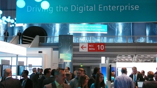 Der Siemens-Messestand nahm wie im Vorjahr die komplette Halle 11 ein. Auf dem Bild links oben befindet sich der Eingang zur »MindSphere-Lounge«, in der die Besucher das offene IoT-Ecosystem »MindSphere« hautnah erleben konnten.