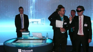 Die Atmosphäre der »MindSphere-Lounge« auf dem Siemens-Messestand in Halle 11 machte die Zukunft spürbar, etwa bei der »Holo-S7-MindApp-Demo«, einer Mixed-Reality-Anwendung auf Microsoft HoloLens, die mit einer Simatic-S7-Steuerung von Siemens verbun