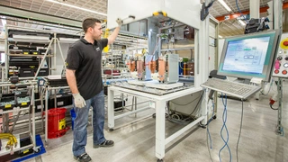 Dieser Test ist fester Bestandteil der Stückprüfung, die bei allen gefertigten Modulen durchgeführt wird, bevor sie das Werk in Nürnberg verlassen.