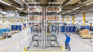 Der Konverterturm in HGÜ-Plus-Technik soll Kundenpersonal und Siemens-Mitarbeiter vor allem in Wartungsarbeiten schulen.