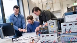 Sie haben gemeinsam einen Sensor gebaut, der die Schneedichte in Lawinen misst: Patrick Kwiatkowski, Henrik Deis und Christoph Baer (von links)