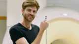 ETH-Doktorand Simon Gross mit dem neu entwickelten Sensor