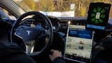 Das X2Safe-System von ZF wurde in einem Demonstrator-Fahrzeug des Typs Tesla Model S verbaut. Rechts im Bild ist die Fahrzeug-Umgebung dargestellt. Grün bedeutet, dass keine Gefahren lauern.
