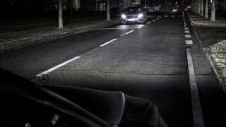 Die HD-Beamer-Technologie von Mercedes-Benz erkennt über die Sensoren im Auto andere Verkehrsteilnehmer und kann die Lichtverteilung optimal an die Umgebung anpassen ohne den Fahrer entgegenkommender Fahrzeuge zu blenden. 