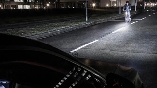 Dabei können die Köpfe der entgegenkommenden Verkehrsteilnehmer vom Lichtstrahl ausgespart werden, um so zuverlässig deren Blendung zu vermeiden.