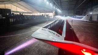 Das Flugzeug hat eine Flügelspannweite von 24,8 Metern und ist 8,5 Meter lang.