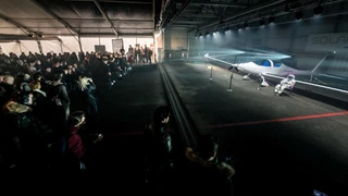 Vor mehr als 300 Gästen wurde das Solarflugzeug von Raphaël Domjan in Payerne erstmals enthüllt.