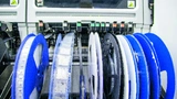 Bild 2. Durch die gemeinsame Verarbeitung von SMD- und THR-Bauteilen wird ein kompletter, stark manuell bestimmter Arbeitsgang (THT) eingespart.