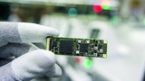 Bild 3. Die Package-on-Package-Technologie kommt auch bei Indus­triebaugruppen zum Einsatz. Dabei werden zwei oder mehr BGA-Chip-Gehäuse platzsparend übereinander angeordnet.