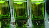 Bild 6. Auch sehr kompakte Baugruppen mit engen Bauteilabständen von unter 0,3 mm lassen sich mit Flying Probe Tests (FPT) prüfen, weil die Testnadeln sehr präzise navigiert werden können.