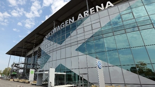 •	Die Volkswagen Arena in Wolfsburg ist das erste Fußballstadion in der höchsten deutschen Spielklasse, dessen Flutlichtbeleuchtung vollständig auf LED-Technik von Philips Lighting umgerüstet wird.