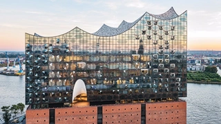 Eine besondere Lichtinstallation von Zumtobel unterstreicht die magische Ausstrahlung der Hamburger Elbphilharmonie.