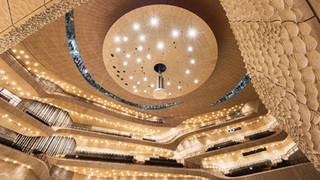 Zumtobel greift das Architektur-Konzept – die Verbindung von Alt und Neu – auch in seinen Lichtinstallationen auf
