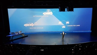 Carlos Ghosn, Chef von Renault-Nissan, zeigt in seiner Keynote die drei Trends des Fahrzeugs auf: autonomes, vernetztes und elektrisches Fahren.