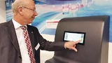 Eberhard Schill an einem Demonstrator mit Haptivity-Technik