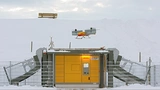 Für einen Feldversuch hat DHL eigens einen Landeplatz auf einer Packstation eingerichtet. Die Drohne transportiert Medikamente auf die Nordseeinsel Juist.
