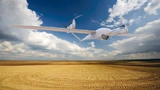 Der „Tron“ kann seine Propeller so drehen, dass er senkrecht startet und dann wie ein Flächenflugzeug fliegt. Dadurch wird das Fliegen energetisch viel effizienter als mit einem Copter.