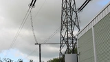 Freileitungsmast ("Baltic Cable") - eine HGÜ Verbindung zwischen Schweden und Deutschland. Im Hintergrund ist eine HGÜ-Schaltanlage zu sehen.