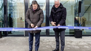 Christian Leicher, Vorsitzender der Geschäftsführung von Rohde & Schwarz, und Stephan Georg Kahl, Geschäftsführer der R&S Immobilienmanagement GmbH, durchtrennen gemeinsam das symbolische Absperrband.