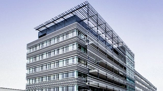 Aluminium-Lamellen verleihen dem Gebäude einen hochmodernen Touch.