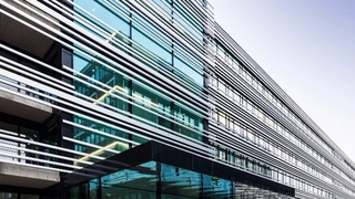 Ins Gebäudedesign integrierte Balkone bieten den Mitarbeitern zusätzliche Kommunikationsflächen.