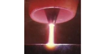… und ca. 30 Plasmageräte pro Haushalt finden lassen. Zu letzterem zählen zum Beispiel Lampen, Zündkerzen, Plasma-TVs und industrielle Prozesse, wie Schweißen, Schmelzen, Beschichtungen.