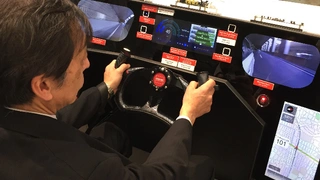 Ein Auto-Cockpit nach ROHMs Vorstellungen mit 2 Bildschirmen, welche die heutigen Rückspiegel ablösen.