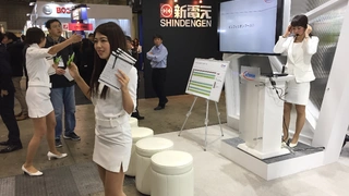 Infineon gab sich redlich Mühe, Messebesucher zu einem Standbesuch zu motivieren