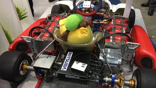Der Motor wird mit 55 V betrieben, wiegt 17 kg und liefert maximal 4,5 KW und 16 Nm Drehmoment.