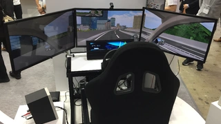 In diesem Cockpit schaut der Fahrer statt durch Glasscheiben auf drei Bildschirme, die einen 180-Grad-Blick ermöglichen.