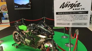 Eine Kawasaki Ninja H2R mit310 PS bei 14.000/min und einem Schalldruckpegel von 120 dB/A. Das Motorrad braucht alle 15 Betriebsstunden eine Service-Inspektion.