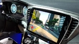Augmented Reality im zentralen Fahrerinformationsdisplay. Den Kamerabildern werden Informationselemente überlagert.