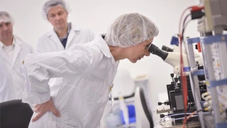 Dr. Gaby Schaunig, LVStr. und Finanz- und Technologiereferentin des Landes Kärnten, im CTR-Forschungsreinraum in Villach