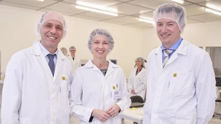 (v.l.n.r) Dr. Werner Scherf, Vorstand und CEO der Carinthian Tech Research AG, Dr. Gaby Schaunig, LHStv. und Finanz- und Technologiereferentin des Landes Kärnten, Dipl.-Ing. Simon Grasser, MBA, Vorstand und CFO der Carinthian Tech Research AG.