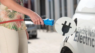 Elektroauto von Bosch wird aufgeladen. 