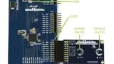 Atmels Xplained-Pro-Board (links) und Sensirions SHTW2-Shield (rechts) Hand in Hand