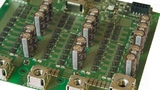 Wechselrichter für die Schifffahrt: 225-A-DC/AC-Wandler mit SO-8-MOSFETs und eingepressten Hochstromkontakten.