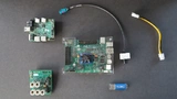 Aldec TySOM Embedded Development Kit (Mitte) und weitere Peripheriegeräte (Außen).