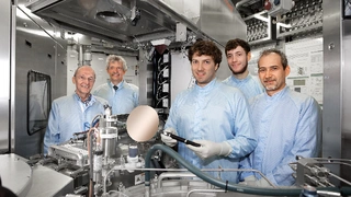 An der Entwicklung des SiGeSn-Halbleiterlasers waren u.a. diese Wissenschaftler des Peter Grünberg Instituts (PGI-9) beteiligt. Im Reinraum am PGI stehen Reinraum (von links) Prof. Siegfried Mantl, Prof. Detlev Grützmacher, Stephan Wirths, Nils von d