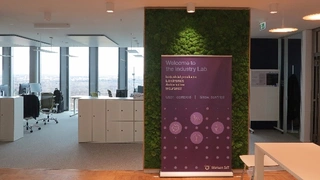 Begrüßung im Eingangsbereich -  "Welcome to Industry Lab."