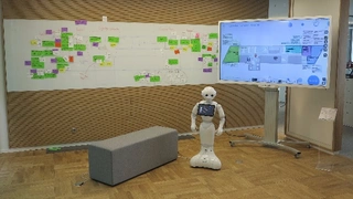 Über die grobe Aufteilung des Centers informiert der multilinguale Roboter. Die aktuelle Besetzung der Laboratorien kann der Pinnwand entnommen werden. 
