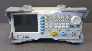 HMI und Frontgestaltung beim Signalgenerator Rigol DG1032Z. 