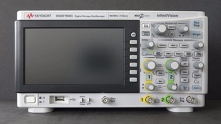 Das InfiniiVision DSOX1102G macht mit 3,12 kg auf 314 mm x 165 mm x 130 mm Formfaktor und  unnachgiebigem Gehäuse einen kompakten robusten Eindruck. 