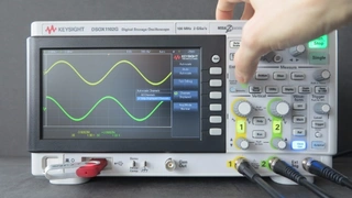 Letztendlich fordert das HMI obige Handposition: Unter Handauflage an der OberflÃ¤che sind die wichtigsten Funktionen in Daumenreichweite. Aus dem aufgerufenen Funktionsmenue wird im weiteren mit den Bildschirmtasten gewÃ¤hlt. Durch die nÃ¤chsten Unt