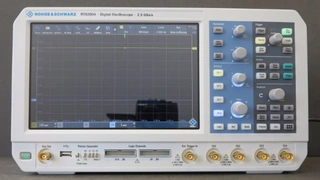 Das 10,1-Zoll-Display (1280 x 800 Auflösung) nimmt schätzungsweise 60 Prozent der Front ein.