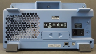 LAN-/USB-Schnittstelle,  Netzanschluss, Kensington-Schloss-Schnittstelle und eine weitere Schlaufe zum Festketten. 