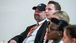 Media Summit zum Thema „Hilfe, mein Kunde ist ein Neandertaler. – Märkte ändern sich, Menschen nicht!“ auf der embedded world 2017.